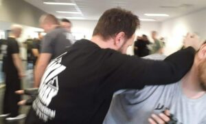 Unser Krav Maga Gruppentraining kombiniert effektive Selbstverteidigungstechniken mit dem Mehrwert einer unterstützenden Gruppe. Das Training ist auf maximal 10 Teilnehmer begrenzt, um eine persönliche Atmosphäre zu schaffen und sicherzustellen, dass jeder individuell gefördert wird. Die Mischung aus intensiven Übungen und gegenseitiger Motivation macht das Gruppentraining zu einer einzigartigen Möglichkeit, in einem sicheren Umfeld Selbstverteidigung zu erlernen und persönliche Ziele zu erreichen.