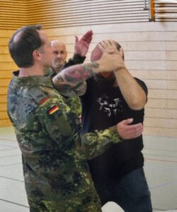 Krav Maga Instructor zeigt Abwehr und Gegenangriff bei der Bundeswehr