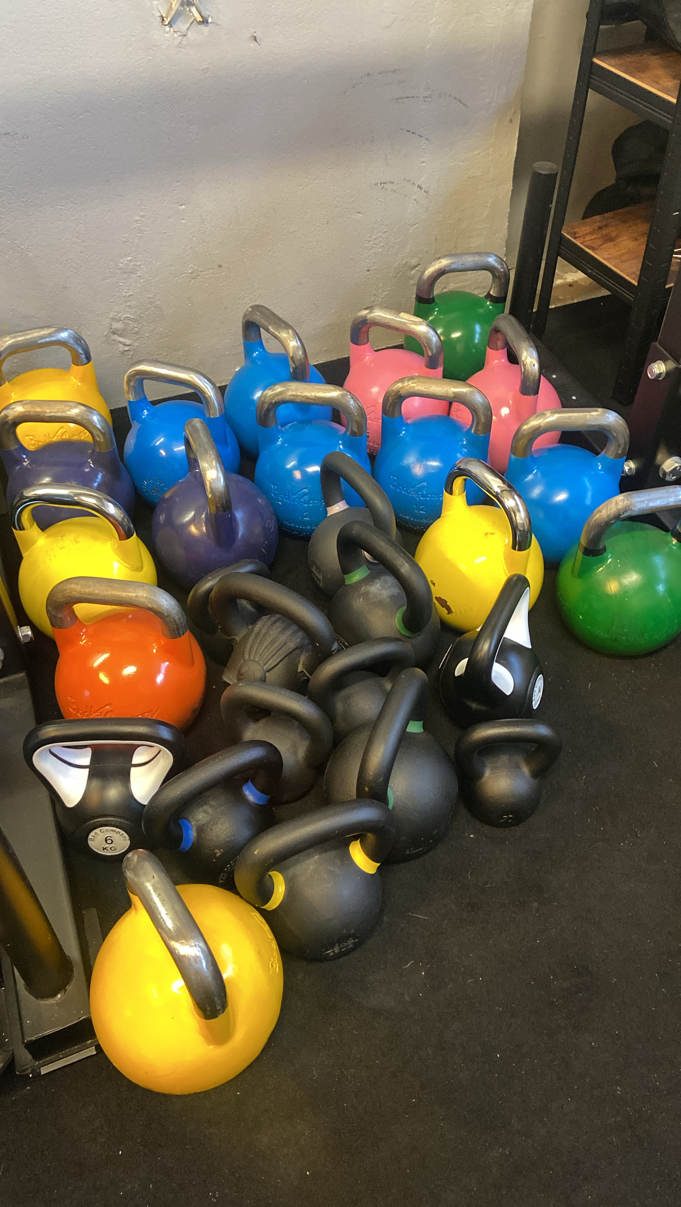 Kettlebell Basics Workshop - Eine Einführung der Big 6 Lerne in unserem Kettlebell Basics Workshop die wichtigsten Grundübungen – sicher, effektiv und praxisnah. Perfekt für Einsteiger und Fitnessfans.